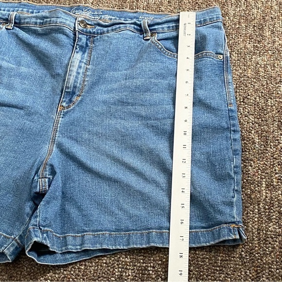 Gloria Vanderbilt Shorts Women’s Plus Size 24W Amanda Blue Jean Medium Wash - Picture 11 of 14